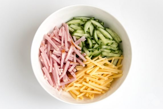 Салат с ветчиной, сыром и корейской морковью – фото приготовления рецепта, шаг 1
