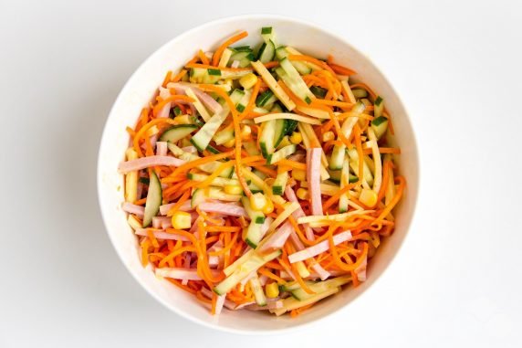 Салат с ветчиной, сыром и корейской морковью – фото приготовления рецепта, шаг 2