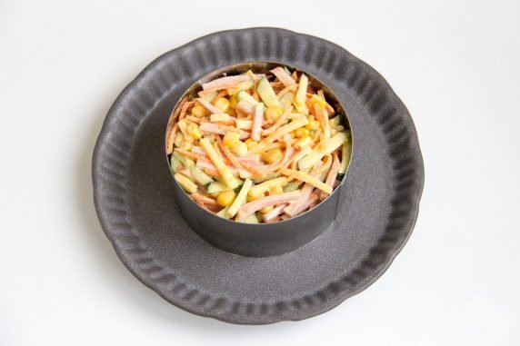 Салат с ветчиной, сыром и корейской морковью – фото приготовления рецепта, шаг 3