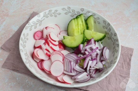 Быстрый салат с редиской и огурцами – фото приготовления рецепта, шаг 1