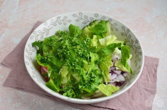 Быстрый салат с редиской и огурцами – фото приготовления рецепта, шаг 2