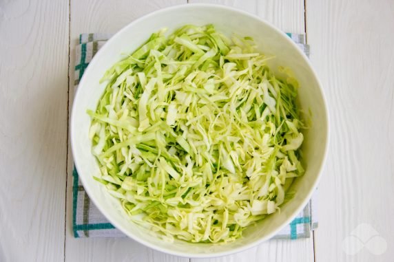 Свежий овощной салат с греческим йогуртом – фото приготовления рецепта, шаг 1