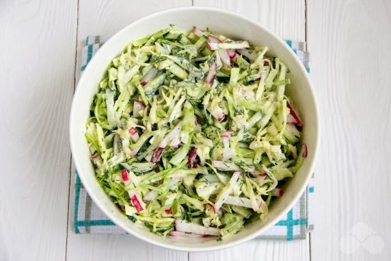 Свежий овощной салат с греческим йогуртом – фото приготовления рецепта, шаг 3