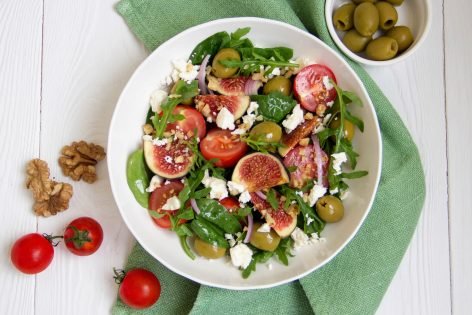 Салат с инжиром и оливками