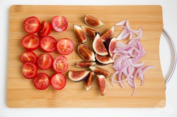 Салат с инжиром и оливками – фото приготовления рецепта, шаг 1