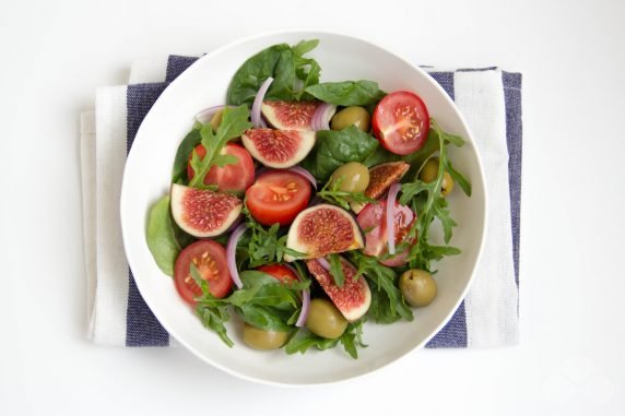 Салат с инжиром и оливками – фото приготовления рецепта, шаг 2
