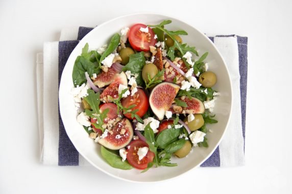 Салат с инжиром и оливками – фото приготовления рецепта, шаг 3