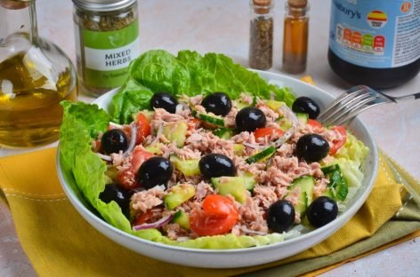 Салат с тунцом, свежими овощами и маслинами