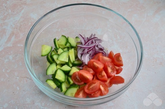 Салат с тунцом, свежими овощами и маслинами – фото приготовления рецепта, шаг 1