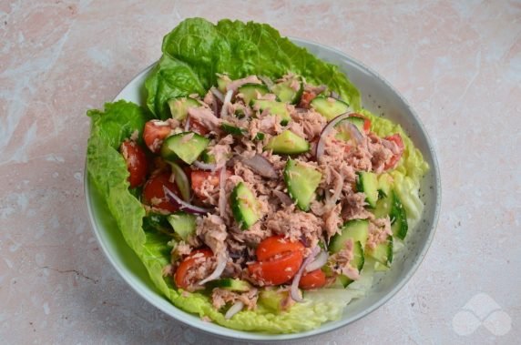 Салат с тунцом, свежими овощами и маслинами – фото приготовления рецепта, шаг 2