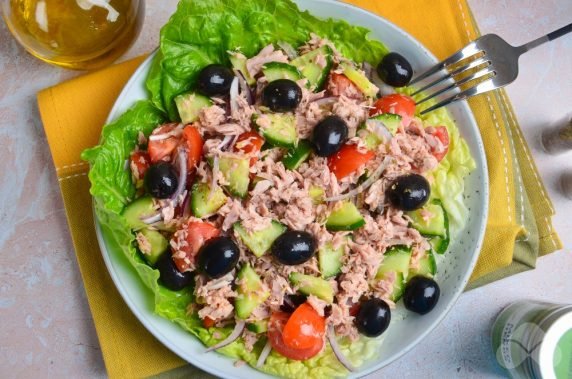 Салат с тунцом, свежими овощами и маслинами – фото приготовления рецепта, шаг 3