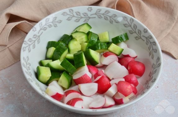 Витаминный салат с редисом и огурцами – фото приготовления рецепта, шаг 1