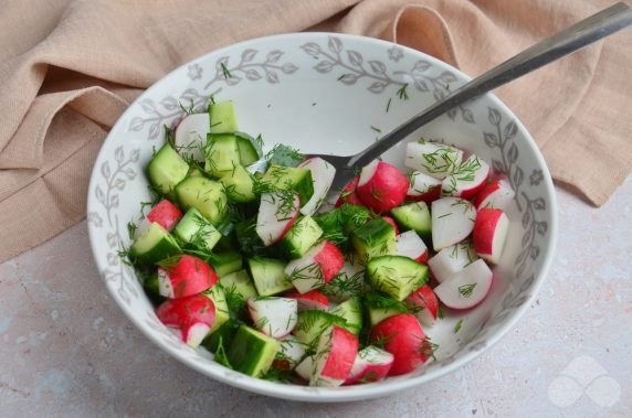 Витаминный салат с редисом и огурцами – фото приготовления рецепта, шаг 2