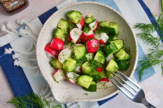 Витаминный салат с редисом и огурцами – фото приготовления рецепта, шаг 3