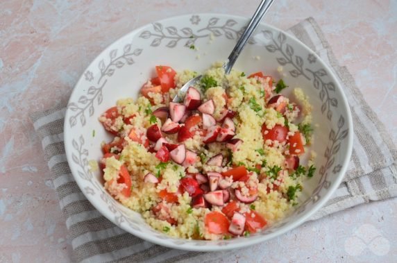 Салат с кускусом, зеленью и клюквой – фото приготовления рецепта, шаг 3