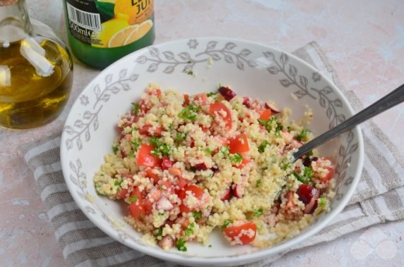 Салат с кускусом, зеленью и клюквой – фото приготовления рецепта, шаг 4