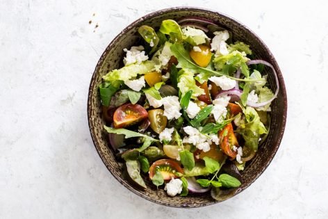 Салат с зернистым творогом и овощами
