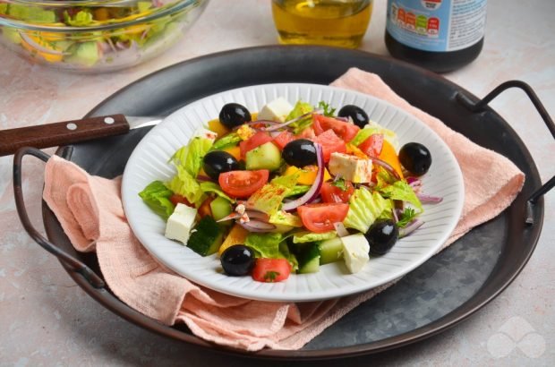 Греческий салат с латуком и зеленью