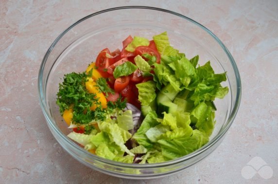 Греческий салат с латуком и зеленью – фото приготовления рецепта, шаг 1