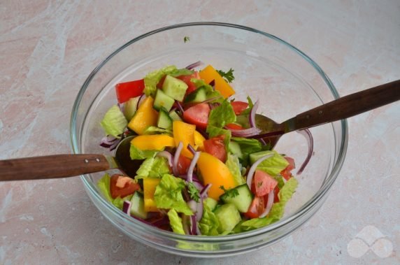Греческий салат с латуком и зеленью – фото приготовления рецепта, шаг 2