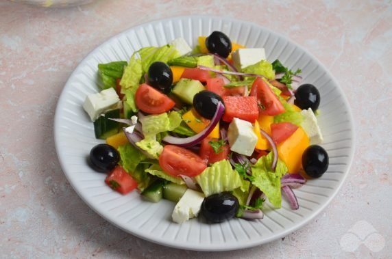 Греческий салат с латуком и зеленью – фото приготовления рецепта, шаг 3