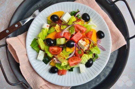 Греческий салат с латуком и зеленью – фото приготовления рецепта, шаг 4