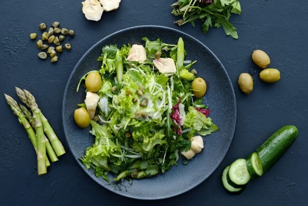 Зеленый салат со спаржей, артишоками и каперсами