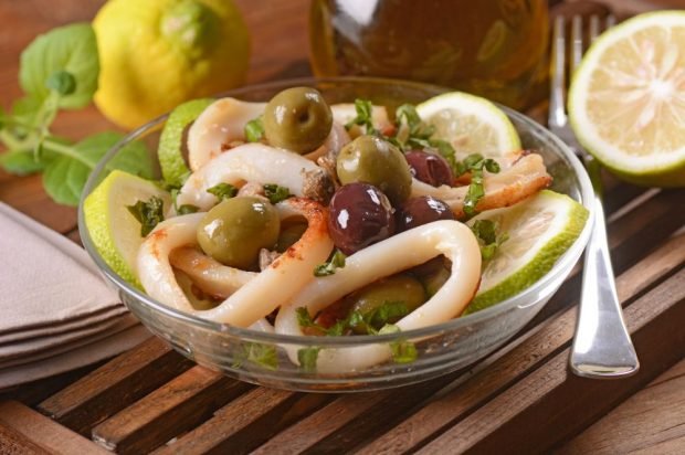 Салат с кальмарами, лимоном и оливками