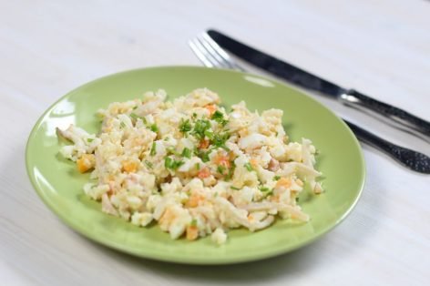 Сытный салат с кальмарами, рисом, яйцами и морковью