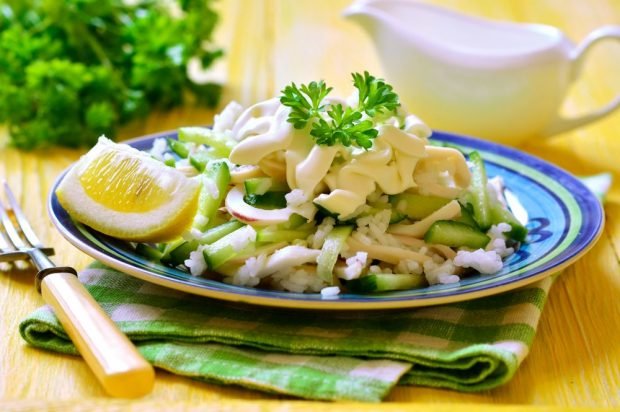 Салат из кальмаров, огурцов и риса