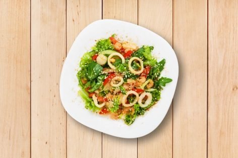 Азиатский салат из морепродуктов, овощей и зелени