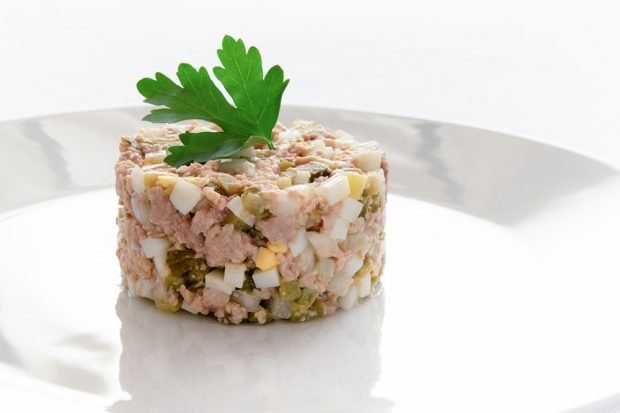 Вариант 2: Салат из печени трески с яйцами и огурцом – классический рецепт