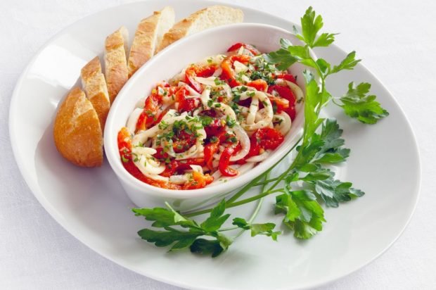 Салат из маринованных кальмаров и болгарского перца