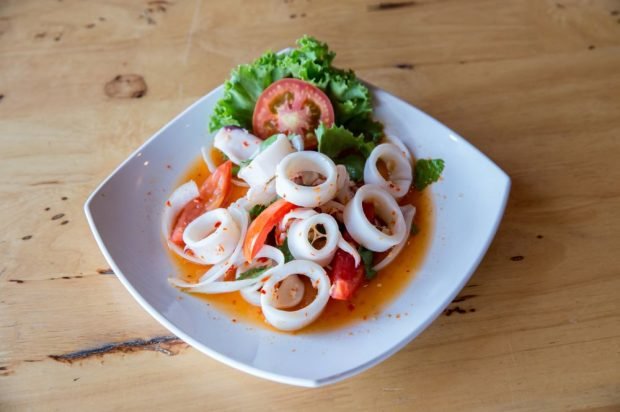 Тайский салат из кальмаров и овощей