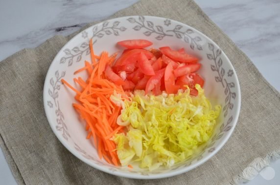 Лаваш с копченой курицей и овощами – фото приготовления рецепта, шаг 1