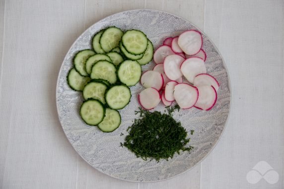 Салат с редисом, огурцами и печенью трески – фото приготовления рецепта, шаг 1