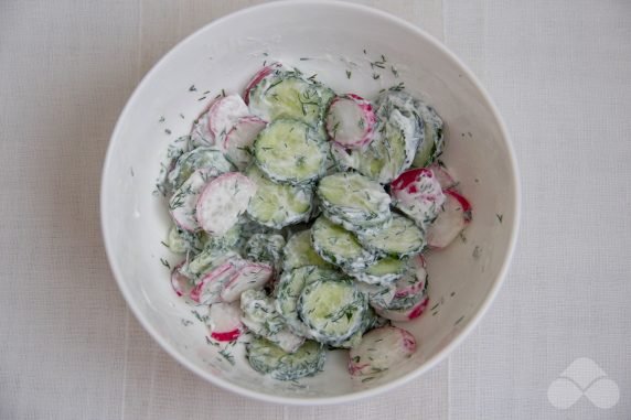 Салат с редисом, огурцами и печенью трески – фото приготовления рецепта, шаг 2