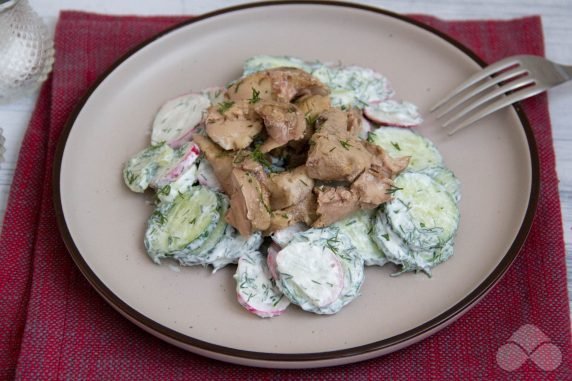 Салат с редисом, огурцами и печенью трески – фото приготовления рецепта, шаг 3