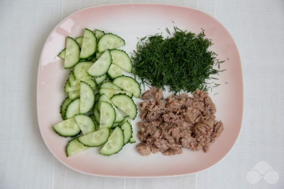 Салат с печенью трески, огурцами и укропом – фото приготовления рецепта, шаг 1