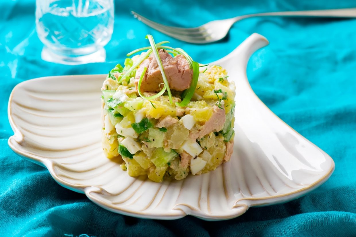 Салат из трески с картофелем, красным луком и оливками, пошаговый рецепт с фото