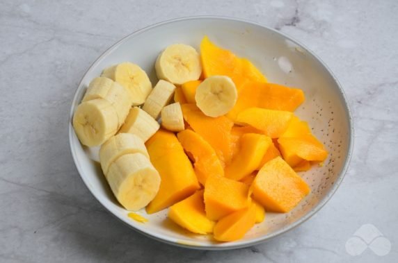 Смузи из манго и банана – фото приготовления рецепта, шаг 1