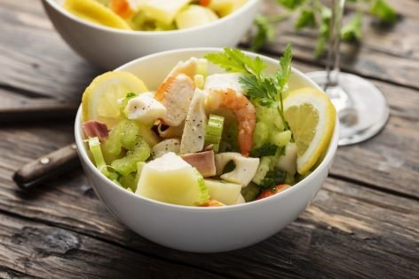 Салат с морепродуктами, картофелем и сельдереем