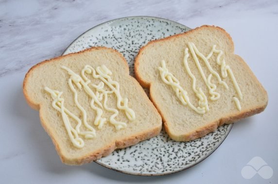 Сэндвич с крабовыми палочками на гриле – фото приготовления рецепта, шаг 1