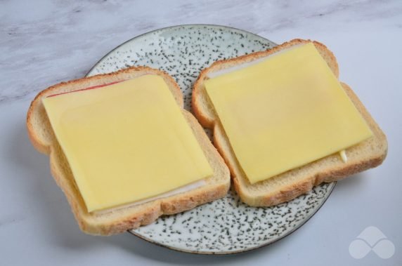 Сэндвич с крабовыми палочками на гриле – фото приготовления рецепта, шаг 2