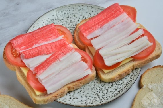 Сэндвич с крабовыми палочками на гриле – фото приготовления рецепта, шаг 3
