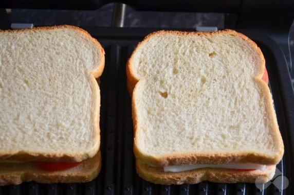 Сэндвич с крабовыми палочками на гриле – фото приготовления рецепта, шаг 4