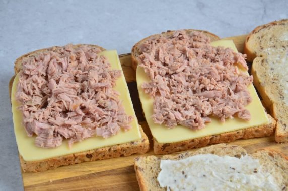 Сэндвич с тунцом и сыром – фото приготовления рецепта, шаг 2