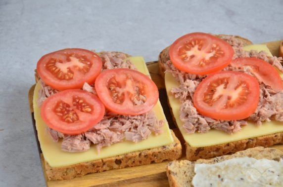 Сэндвич с тунцом и сыром – фото приготовления рецепта, шаг 3