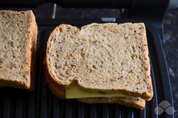 Сэндвич с тунцом и сыром – фото приготовления рецепта, шаг 4