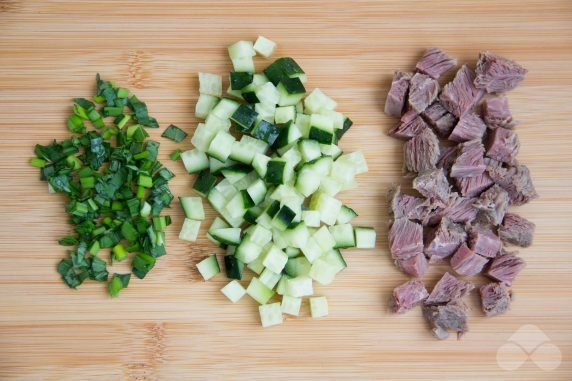Слоеный салат с говядиной, жареными шампиньонами, огурцами и яйцами – фото приготовления рецепта, шаг 1